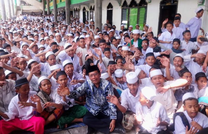 FOTO: Mahfud MD saat bersholawat bersama santri pondok Al Khoziny, di Siwalan Panji, Kecamatan Buduran, Sidoarjo/Foto; Ipung Syaiful