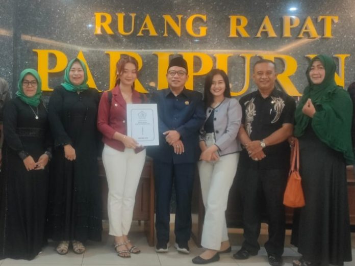 FOTO: Puput Fazria dan Zelmy Lova peserta Primadona Pantura MNC TV bersama Ketua DPRD Sidoarjo H Usman M Kes/Foto: Ipung Syaiful