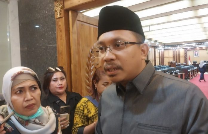 FOTO: Bupati Sidoarjo Ahmad Muhdlor Ali saat diwawancarai awak media di Kantor DPRD Sidoarjo/Foto: Ipung Syaiful