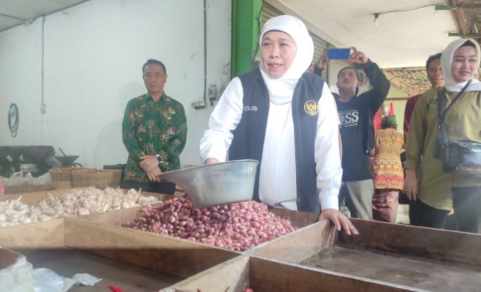 FOTO: Gubernur Jatim Khofifah Indar Parawansa saat meninjau salah satu stan pedagang pasa Krian di Sidoarjo/Foto; Ipung Syaiful