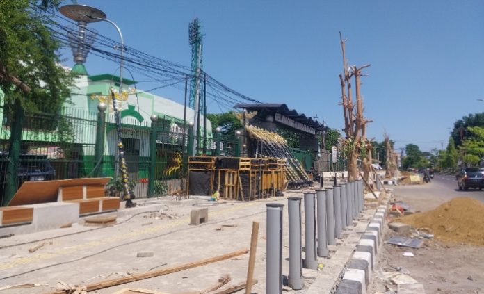 Tampak tiang-tiang lampu hias yang akan dipasang di trotoar kawasan GOR Sidoarjo belum terpasang/Foto: Ipung Syaiful