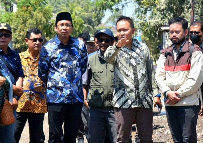 Bupati Sidoarjo Ahmad Muhdlor Ali bersama Dinas PUBMSDA saat meninjau pembangunan jalan beton di Desa Banjarpanji Kecamatan Tanggulangin pada (5/9/2023) Foto: Istimewa