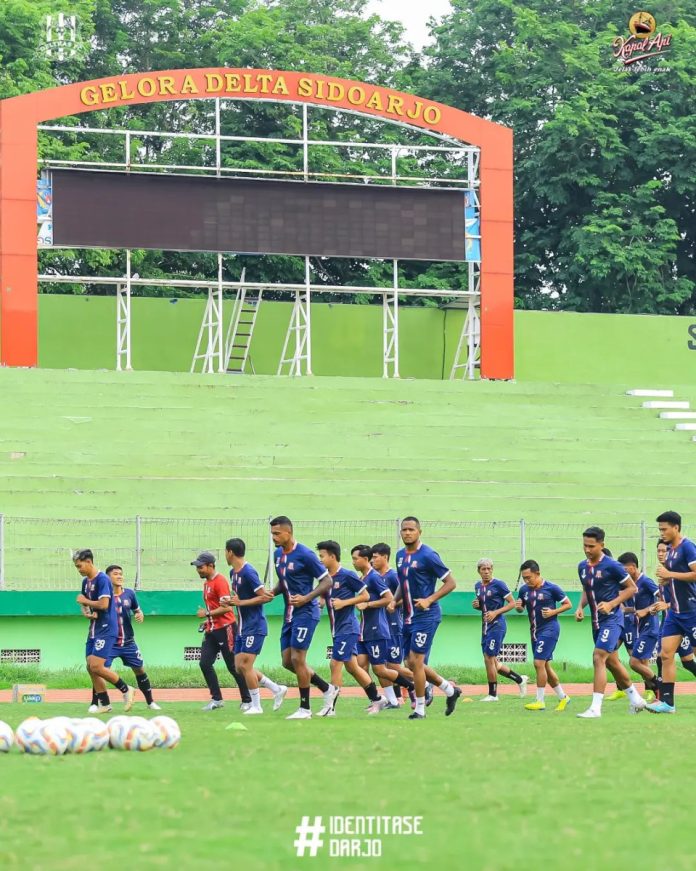 FOTO: Pemain Deltras FC Sidoarjo menggelar latihan jelang laga menghadapi Persijap Jepara di Stadion Gelora Delta Sidoarjo/Foto: Instagram/@deltras.official