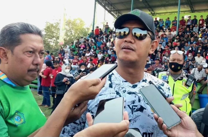 FOTO: Ketua Askab PSSI Sidoarjo Budi Basuki saat diwawancarai awak media/Foto: Istimewa