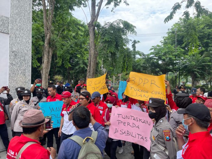Aksi Koalisi Disabilitas Sidoarjo saat ngeluruk kantor DPRD Sidoarjo/Foto: Ipung Syaiful