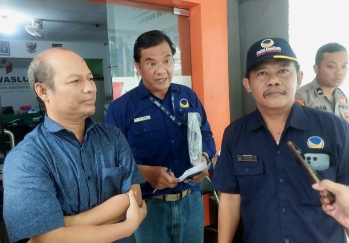Syaiful Ridho dan Arif Zulkarnain tim pemenangan Nurhendriyati Ningsih saat diwawancarai awak media usai melaporkan DS anggota Panwascam Sukodono ke Bawaslu Sidoarjo/Foto: Ipung Syaiful