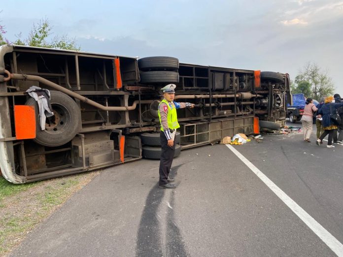 Petugas kepolisian saat mengamankan lokasi kejadian kecelakaan bus Tentrem dengan dumb truk di tol Sidoarjo/Foto: istimewa