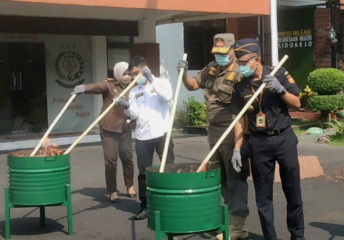 Pemusnahan barang bukti dari 78 perkara yang sudah berkekuatan hukum tetap di Kejari Sidoarjo/Foto: Ipung Syaiful