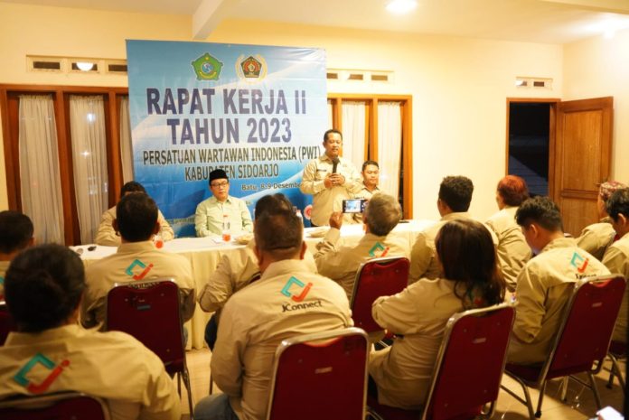 Ketua PWI Sidoarjo, Mustain, saat memberikan materi Raker II tahun 2023 kepada amggota PWI Sidoarjo / Foto: PWI Sidoarjo