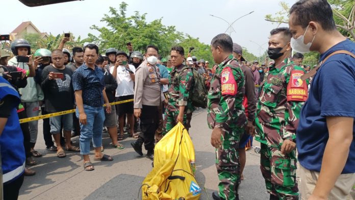 Evakuasi penemuan mayat Mr X yang ditemukan di Jalan KH Mas Ud, Sidokarto, Buduran, Sidoarjo/Foto: Istimewa