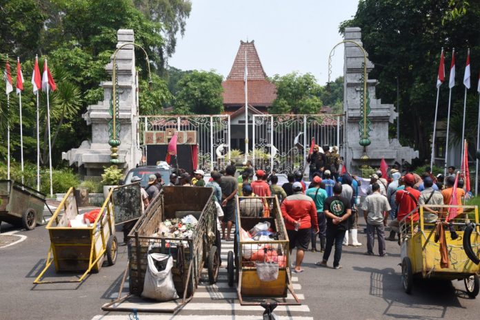 FOTO: Massa Aksi pekerja kebersihan sebelum menumpahkan sampah di depan Pendopo Delta Wibawa/Foto: istimewa