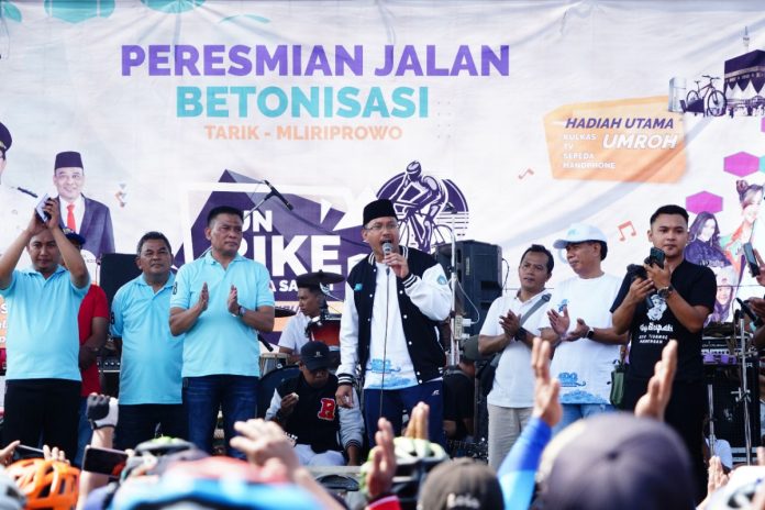 Bupati Sidoarjo Ahmad Muhdlor saat meresmikan jalan beton Tarik Mliriprowo Kecamatan Tarik yang Dikemas dengan fun bike berhadiah umroh/Foto: Ipung