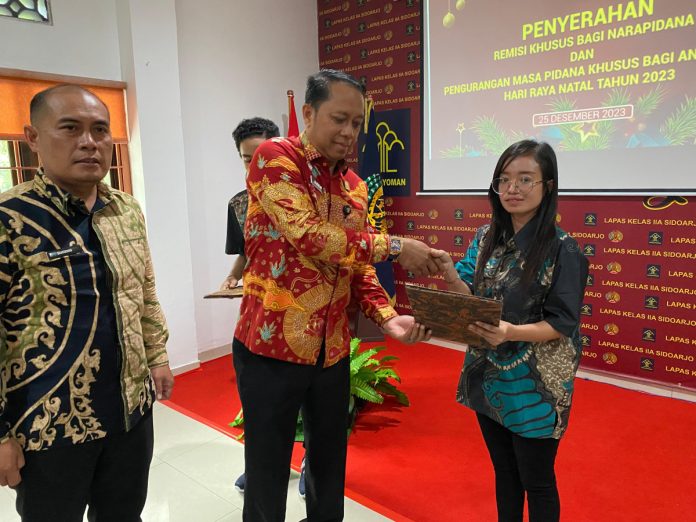 FOTO: Penyerahan SK remisi secara simbolis oleh Kadiv Pemasyarakatan Kanwil Kemenkumham Jatim Asep Sutandar di Lapas Sidoarjo/Foto: Istimewa