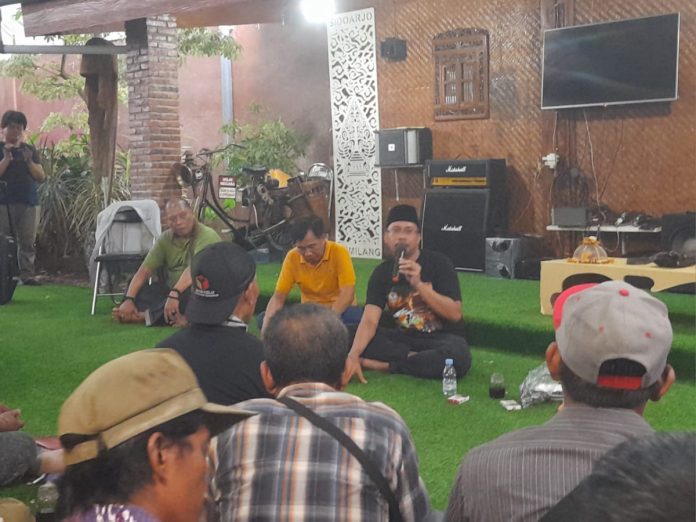 Bupati Sidoarjo Ahmad Muhdlor saat bertemu dengan puluhan pendemo buang sampah di kantor DLHK Sidoarjo/Foto: Ipung Syaiful