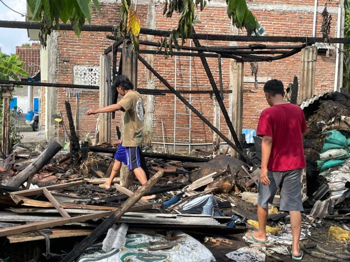 FOTO: Kondisi Kandang Ternak yang Ludes Terbakar di Desa Wadungasih, Buduran, Sidoarjo. (Istimewa)