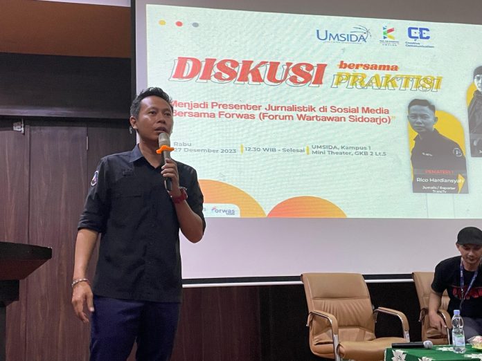 FOTO: Pemateri Forwas Rico Hardiansyah dari CNN Indonesia Saat Melakukan Pemaparan di Hadapan Para Mahasiswa Umsida. (Istimewa)