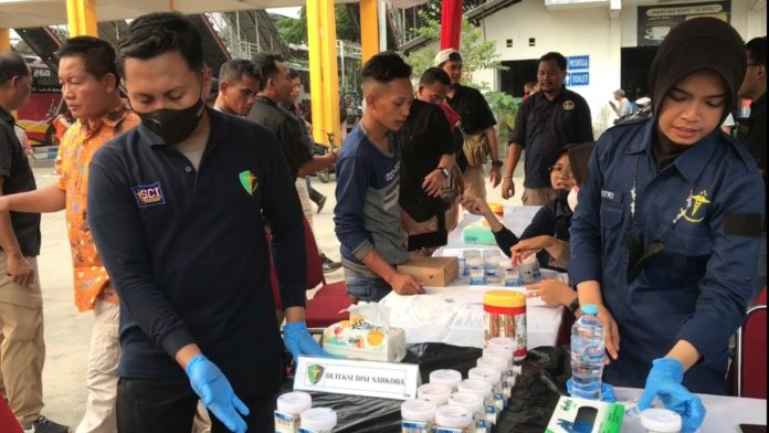Sopir Bus Terminal Purabaya Jalani Tes Urine