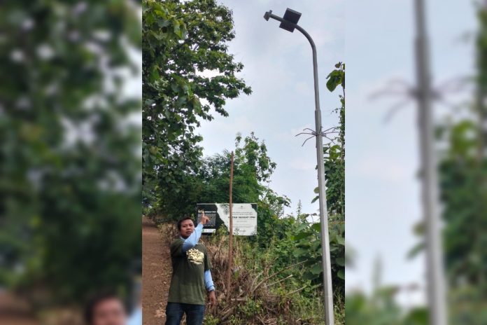 Mahasiswa Umaha Sidoarjo saat memasang PJU tenaga Surya di Desa Ngembat Mojokerto / Foto: istimewa