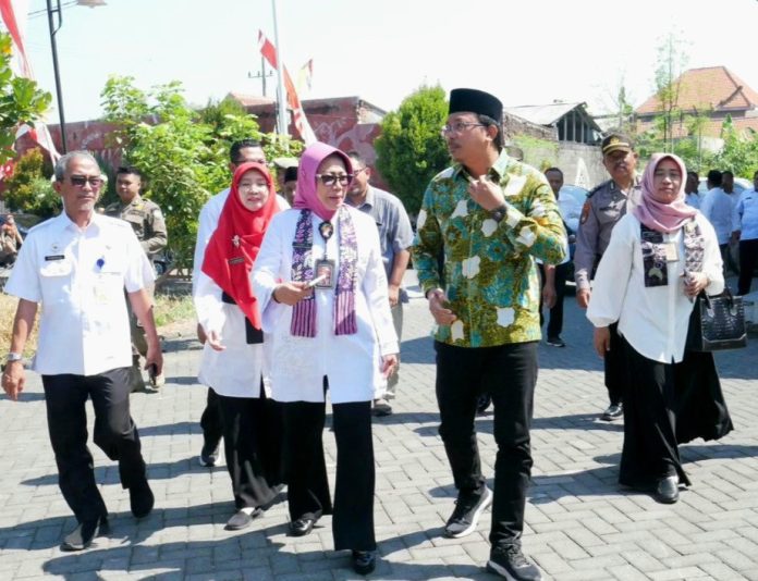 FOTO; Bupati Sidoarjo Ahmad Muhdlor Ali bersama Kepala Dinas Kesehatan Fenny Apridawati saat memberikan bantuan honor untuk para tenaga kesehatan pada beberapa waktu lalu/Foto: Kominfo Sidoarjo