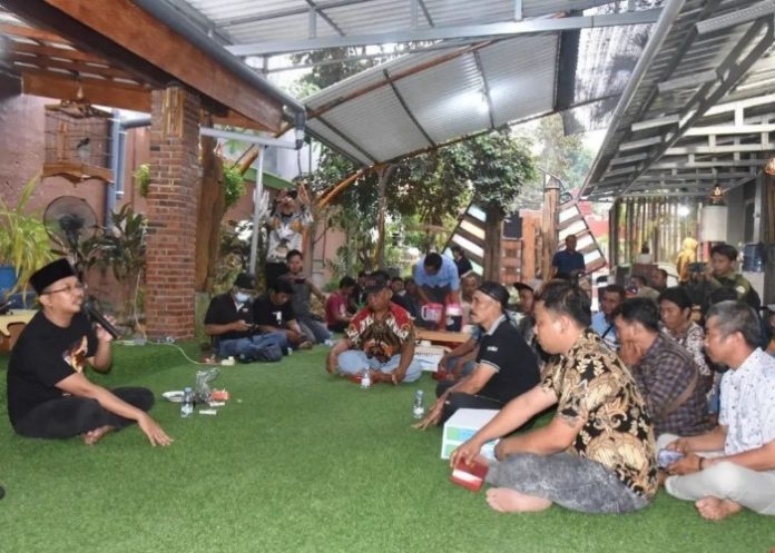 Bupati Sidoarjo Ahmad Muhdlor saat bertemu dengan pendemo buang sampah di kantor DLHK Sidoarjo/Foto: Istimewa