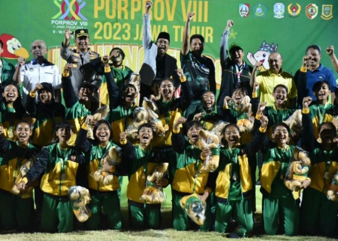 FOTO: Tim sepakbola putri Sidoarjo saat mendapat medali emas di ajang Porprov Jatim 2023 di GOR Sidoarjo/Foto: Ipung Syaiful