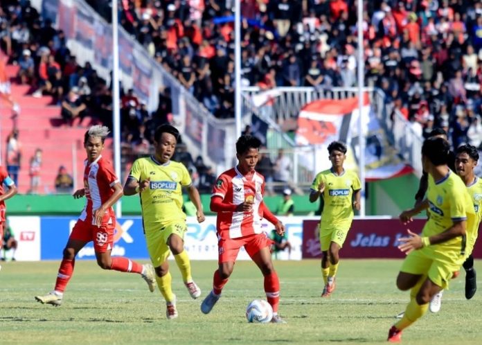 Pemain Deltras berusaha melewati hadangan pemain Gresik United saat bermain di Stadion Gelora Delta Sidoarjo pada laga lanjutan Liga 2/Foto: istimewa