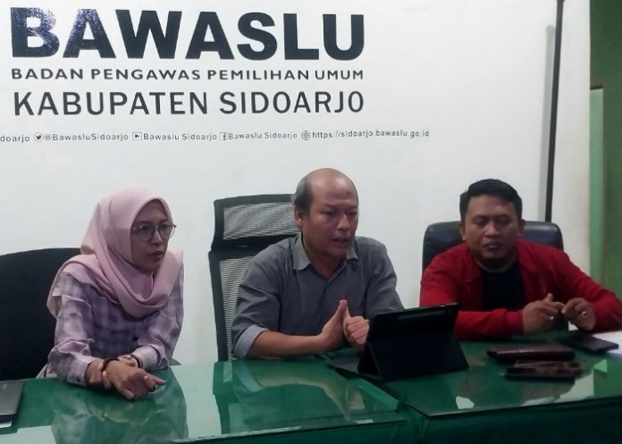 FOTO: Ketua Bawaslu Sidoarjo Agung Nugraha di dampingi Moeh Arief dan Agisma Dyah Fastari saat konfrensi pers di kantornya /Foto: Ipung Syaiful