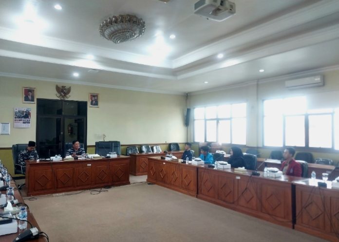 FOTO: Komisi D DPRD Sidoarjo saat hearing dengan Aliansi BEM Delta di ruang rapat DPRD Sidoarjo/Foto: Ipung Syaiful