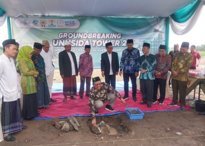 Prosesi pelatakan batu pertama sebagai tanda dimulai pembangunan gedung baru 7 lantai Universitas Nahdlatul Ulama Sidoarjo/Foto: Ipung Syaiful