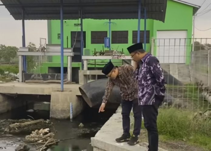 foto: Bupati Sidoarjo Ahmad Muhdlor Ali saat mengecek rumah pompa di Desa Banjarpanji Kecamatan Tanggulangin Sidoarjo/Foto: Istimewa