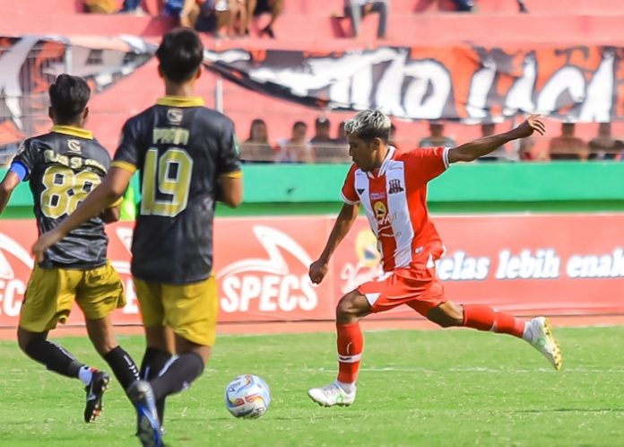 FOTO: Pemain Deltras FC saat berusaha melewati hadangan pemain Malut United/Foto: Istimewa