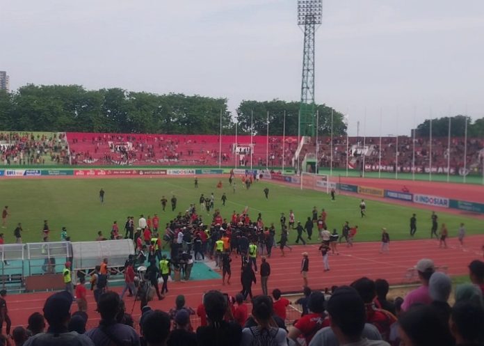 FOTO: Ratusan suporter Deltras memasuki lapangan usai laga lawan Malut United/FOTO: Ipung Syaiful