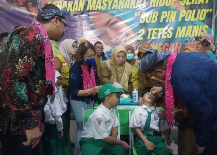 FOTO: Dirjen P2P Kemenkes RI Maxi Rein Rondonuwu saat meneteskan imunisasi polio kepada siswa MI KH Mukmin dengan disaksikan Bupati Sidoarjo Ahmad Muhdlor dan stakeholder lainnya/Foto: Ipung Syaiful