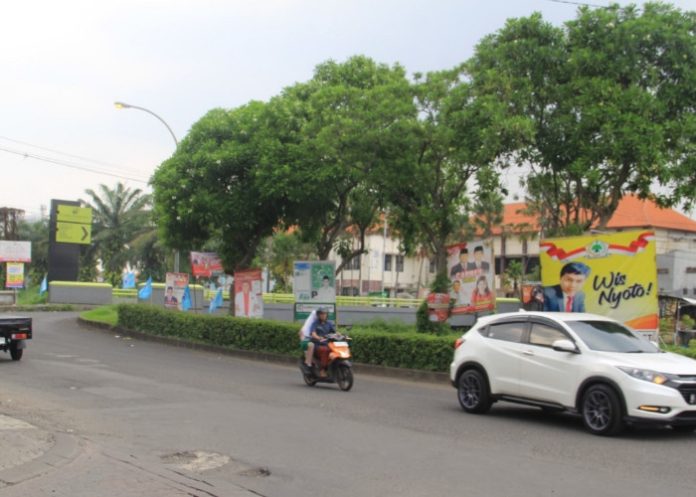 FOTO: Sebagian baliho atau alat peraga kampanye (Apk) peserta Pemilu 2024 yang dikeluhkan pengembang perumahan Citra Garden Sidoarjo/Foto: Ipung Syaiful
