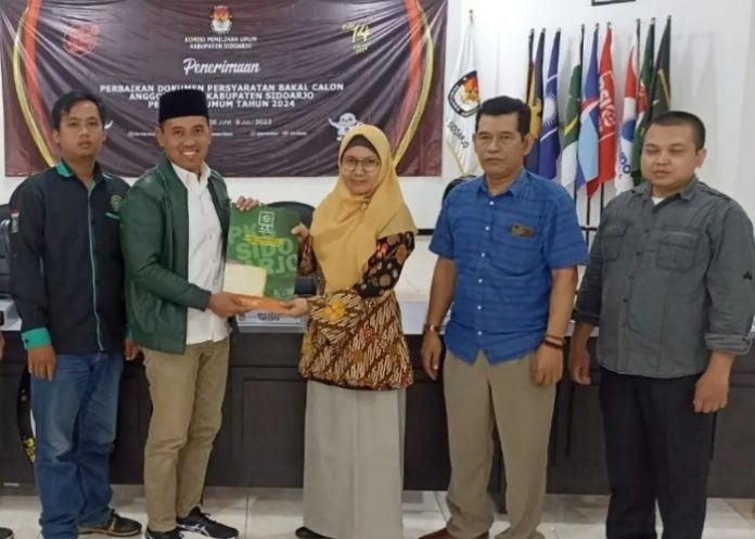 Komisioner KPU Sidoarjo Ana Azizah saat menerima dokumen persyaratan caleg di kantor KPU Sidoarjo/Foto: Istimewa