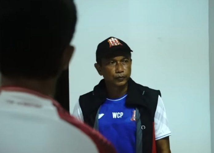 FOTO: Pelatih Deltras FC Sidoarjo Widodo Cahyono Putro saat mendampingi pemain jelang menghadapi Persela Lamongan/Foto: Istimewa