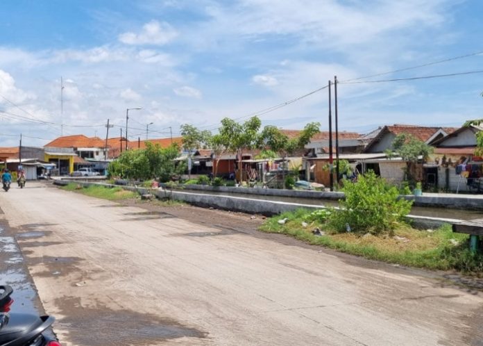 FOTO: Jalan di Desa Kedungbanteng Kecamatan Tanggulangin yang sebelumnya terendam air sudah mulai normal kembali/Foto: Ipung Syaiful