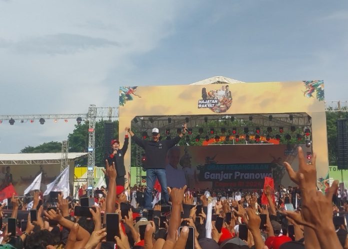FOTO: Momen Puan Maharani menggandeng tangan Ganjar Pranowo saat di acara Hajatan Rakyat di Stadion Gelora Delta Sidoarjo/Foto: Ipung Syaiful