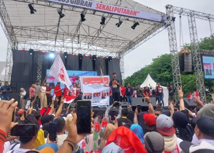 Ketum PSI Kaesang Pangarep saat memperagakan cara mencoblos capres-cawapres nomor urut 2 dan PSI pada Pemilu 2024/Foto: Ipung Syaiful