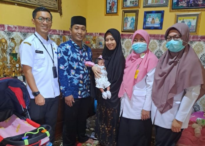 FOTO: Dinkes Sidoarjo saat memberikan imunisasi Sub PIN Polio di kawasan Kecamatan Gedangan/Foto: Ipung Syaiful