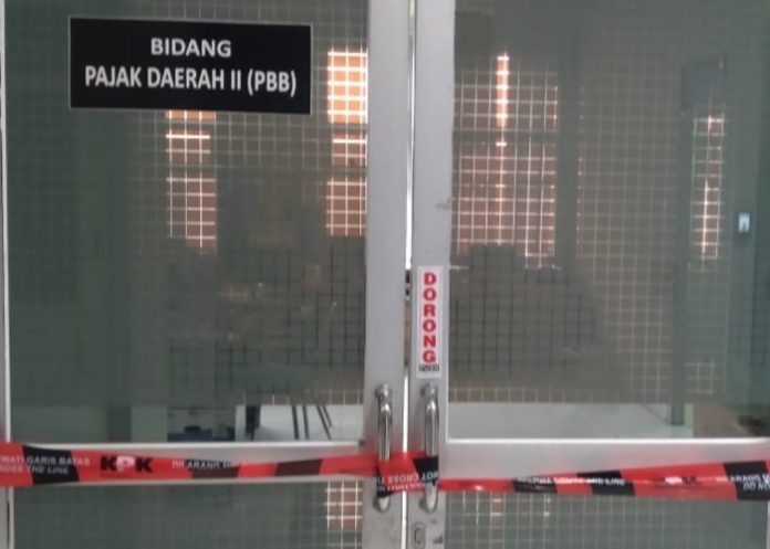 Salah satu ruangan Kabid BPPD Sidoarjo disegel KPK/Foto: Ipung Syaiful