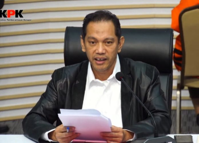 FOTO: Wakil Ketua Komisi Pemberantasan Korupsi (KPK) Nurul Gufron saat konfrensi pers terkait OTT di kantor BPPD Sidoarjo/Foto: Istimewa