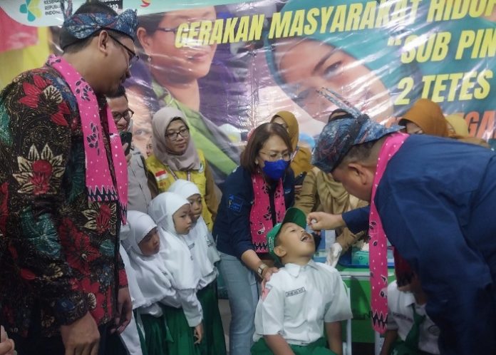 FOTO: Dirjen P2P Kemenkes RI, Maxi Rein Rondonuwu bersama Bupati Sidoarjo Ahmad Muhdlor Ali saat memulai vaksinasi Sub PIN Polio di MINU KH Mukmin/Foto: Ipung Syaiful