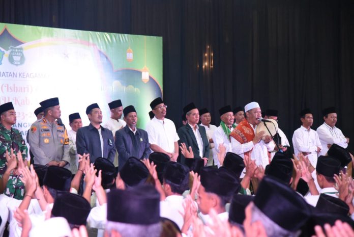Forkopimda Sidoarjo saat mengikuti pelantikan dan bersholawat di malam tahun baru 2024/Foto: Istimewa