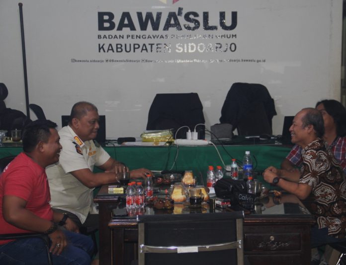 Kepala Satpol PP Sidoarjo Yany Setiyawan dan Jajaran Bawaslu Sidoarjo saat berkordinasi penertiban APK yang melanggar /Foto: Ipung Syaiful