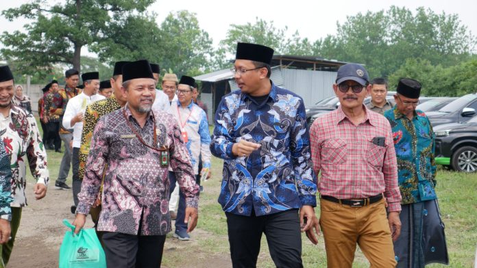 FOTO: Bupati Sidoarjo Ahmad Muhdlor Ali saat berbincang dengan sejumlah tokoh menuju ground breaking gedung 7 lantai Unusida/Foto: Kominfo Sidoarjo