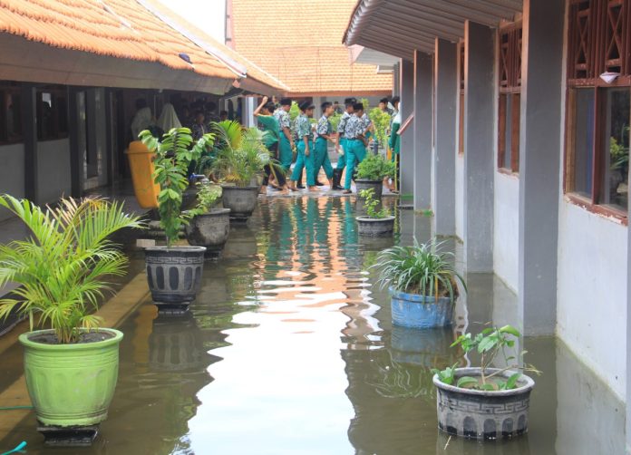 FOTO: Siswa SMPN 2 Tanggulangin saat jam istirahat ditengah kondisi sekolah yang dikepung banjir/Foto: Ipung Syaiful
