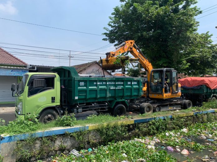 FOTO: Saluran sekunder Ketawang Desa Jumputrejo saat dilakukan normalisasi/Foto: Kominfo Sidoarjo
