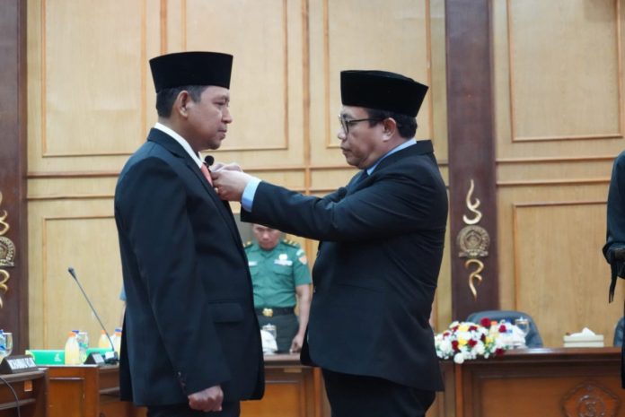 Ketua DPRD Sidoarjo H Usman M Kes bersama Anang Ma'ruf sebagai pengganti dari Atok Ashari di DPRD Sidoarjo/Foto: Ipung Syaiful