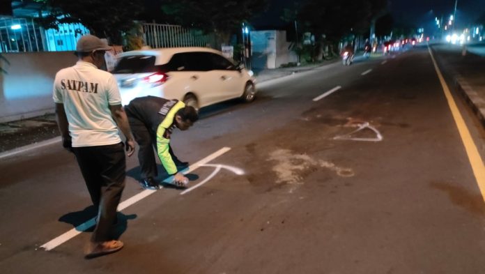Petugas kepolisian saat melakukan olah TKP kecelakaan yang melibatkan seorang pelajar tewas/Foto: Istimewa